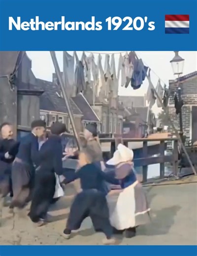 🎥 Fantastische historische beelden uit Volendam, van dik 100 jaar geleden. Geweldig, toch?! Mooi was die tijd! 🥰 Wist je trouwens dat het iconische Hotel Spaander toen ook al bestond - en recent weer heropend is? Overnachten pal aan de Dijk met uitzicht op het Markermeer! Zie link in 1e comment voor prijzen. 👇 | Het Mooiste van Nederland & omgeving