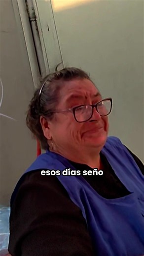 Repartiendo comida a las personas en la calle