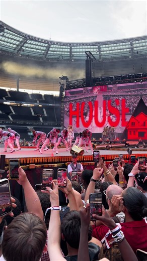 Beyoncé's Dynamic Paris Night Performance Highlights