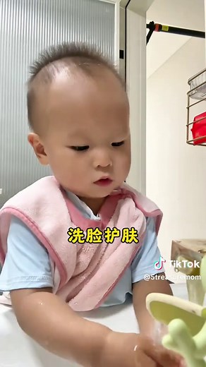 20个月宝宝早起自己照顾：独立自主日常示例