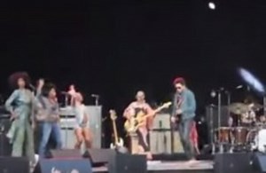 Lenny Kravitz's trousers split open to reveal his lad on stage (NSFW)