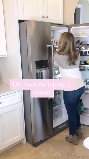 Easy peasy, lemon squeezy! #lemons #tiktokfoodhacks #kitchentips #foodhack #learnontiktok #sawitontiktok #learntoday #foodh | Kody Bristol