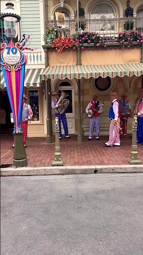 Live Band Singing at Disneyland | Magical Street Performance