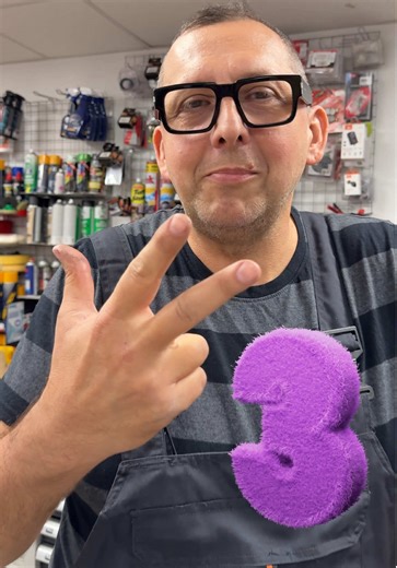 W branży motocyklowej mity mają się zaskakująco dobrze. Krążą latami, powtarzane z ust do ust, aż zaczynają brzmieć jak fakty — mimo że z techniką mają niewiele wspólnego. W praktyce warsztatowej w @Moto-Frog widać jedno: problemy nie wynikają z „wad konstrukcyjnych”, tylko z błędnych przekonań, skrótów myślowych i niewłaściwego serwisowania. 💬 Ciekawi nas jedno: Czy też słyszycie te same mity? A może są inne, które regularnie do was wracają? Zróbmy z tego wątek o mitach w motocyklach — im więc