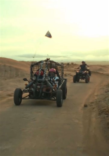 Prepárate para sentir la adrenalina y la libertad en el Desierto de Paracas. Conduce nuestro buggy arenero durante 2 horas y explora las playas místicas, miradores impresionantes y dunas de la Reserva Nacional de Paracas! Disfruta de: - ﻿﻿2 horas de conducción intensa en nuestro - buggy arenero de alta velocidad - ﻿﻿Acceso exclusivo a rutas y miradores - secretos - ﻿﻿Guía experto para asegurar tu seguridad y diversión - ﻿﻿Equipo de protección y seguridad - ﻿﻿Recojo gratuito desde tu hotel Precio