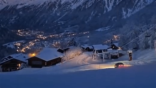 Auto rast über Skipiste in den Alpen