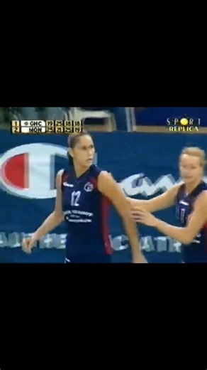 JAQUELINE É PERNAMBUCANA ARRETADA! 🤯 E quando a central espanhola Fernandez deu uma encarada na Jaqueline após uma tentativa de recuperação da ponteira brasileira? Jaque não gostou nada e foi pra cima da espanhola como uma típica jogadora que não leva desaforo pra casa, rs. Na temporada seguinte, 2007/2008 elas foram companheiras no extinto Múrcia também da Espanha. | Elite Do Vôlei