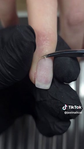 Nożyczki czy cążki? Porady dla perfekcyjnego manicure