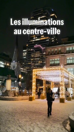 🎅✨ Le Défilé, c’est bien plus qu’un rendez-vous : c’est le véritable lancement de la saison des Fêtes! Chaque année, les décors d’hiver s’allument le jour du Défilé, après des mois de préparation et 8 semaines de travail sur le terrain pour donner vie à la féerie. Un parcours lumineux qui émerveille petits et grands ✨ Quelques chiffres qui font scintiller le centre-ville : 🌟 27 sites rayonnants 🎄 100 créations lumineuses géantes ✨ 23 km de guirlandes dans les arbres 💡 344 lampadaires habillé