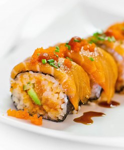 Spicy Salmon Sushi Roll (video)
