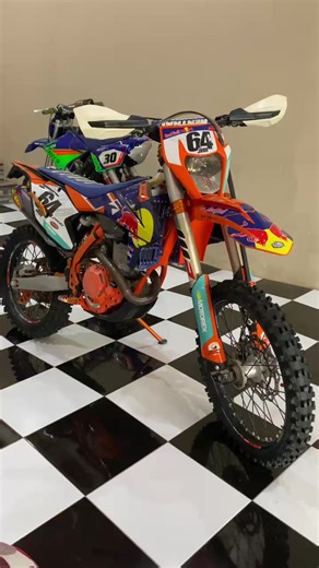Dijual : KTM 350exc-f 6'days 2018 🧡 Full Options dan part double 😍 Options : ~ Extrafan SPAL Original ~ Stang Renthal twin wall 997 ~ Slip on FMF Blue carbon titanium ~ Radiator guard ROZ ~ Disc guard ROZ ~ Handle set MEMLON ~ Billet kit ARES ~ Caver bak mesin Acerbis ~ Caver tangki carbon ~ Caver pelundung usd carbon ~ Frame guard Acerbis ~ Standar samping ROZ ~ Step ROZ ~ Barend plugs ROZ ~ Chain slinder Pro Caken ~ Grabhandle Pro Caken ~ Sarung jog ada 2'set ~ Caver body ada 2'set ~ Tas Too