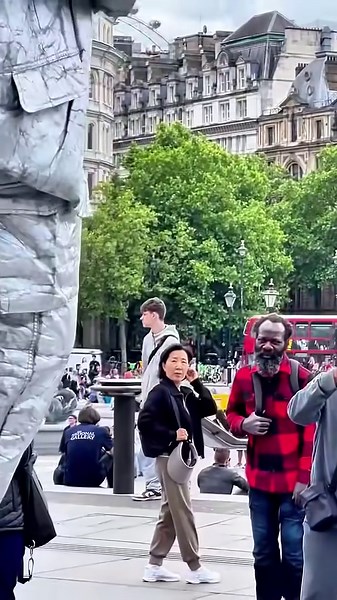 How Silverman statue captivates the audience. #silvermanstatueofficial #livingstatue