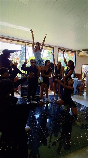 𝙋𝙧𝙞𝙨𝙘𝙞𝙡𝙖 𝙇𝙤𝙥𝙚𝙨 on Instagram: "Um pouco da coreografia da abertura de piscina.🥰 Ensaiar um grupo grande não é fácil, mas deu tudo certo! Ficou lindo e com uma recordação linda entre amigos."