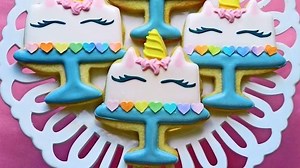The unicorn fun continues today with an adorable Unicorn Cake Cookie! See how to use rainbow confetti on a cookie design and make perfect eyelashes every time with a stencil! | The Flour Box