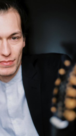 Laute goes Minimal: David Bergmüller sprengt die Grenzen der Laute und verbindet in seinem Soloprojekt »Know Thyself« französische Renaissancemusik, eigene Kompositionen sowie elektronische Klänge mit Loops, Synthesizern und Effekten. Ein faszinierender Mix aus Tradition, Minimal Music und experimenteller Klangwelt. https://www.elbphilharmonie.de/de/programm/david-bergmuller/23843 | Elbphilharmonie Hamburg
