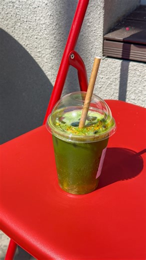 Majówka 🫶 najlepsza w Krakowie, bo po co wyjeżdżać, gdy noclegi będą najdroższe, a drogi zakorkowane 😅 Zamiast tego poranne party w kawiarni BOBY z @paxtone_music (śledźcie tego chłopaka!), dużo znajomych i jeszcze więcej kubków matchy 🤭 A jak leci wasza majóweczka? 👀 | Kraków food by Kati