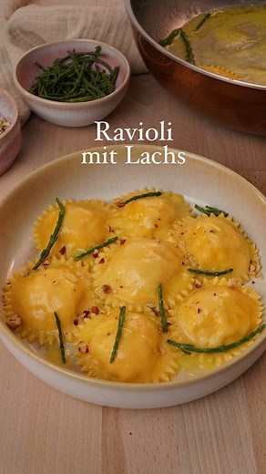 Ari on Instagram: "Zeit für Ravioli, gefüllt mit einer cremigen Mischung aus frischem & geräuchertem Lachs, Ricotta und feinem Dill, - serviert in einer Zitronen-Butter-Sauce und Queller obendrauf. Wenn du das mal probierst, wirst du nie wieder Fertigravioli anfassen. ☺️🤝🏼 Save it & schick's deinem Lieblings-Foodie 💌. Für die Füllung(2 Personen): 150g frisches Lachsfilet 50g geräucherter Lachs 1 Schalotte 50ml trockener Weißwein 150g Ricotta 1 El Dill Salz, Pfeffer Etwas Zitronenabrieb Für di