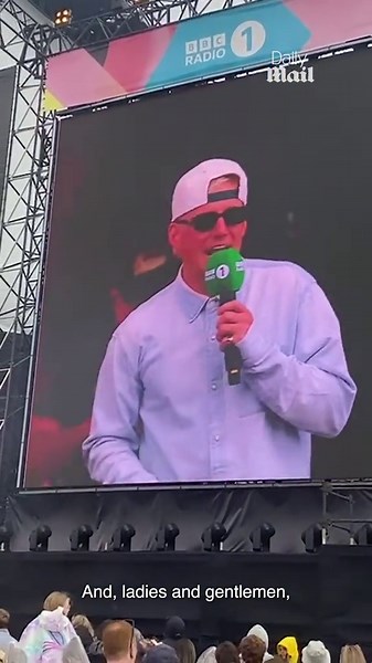 Vick Hope asks crowd for baby name ideas as she prepares for leave