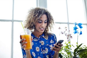 Etiquette for Lesbians Flirting Over Text Messages