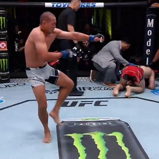 "Do not sleep on the Iron Turtle!" Jun Yong Park gets the submission and does a happy to dance to celebrate! 🕺 #UFCVegas77 | UFC