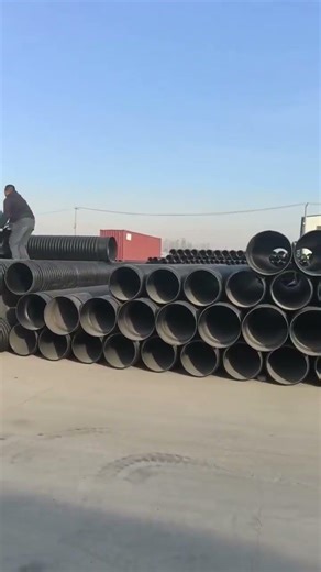 HDPE Double Wall Corrugated Pipes is being loaded into the container...
