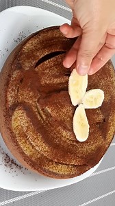 La torta ESTIVA piu buona che abbia mai manigato 😋facilissima e buonissima 🔻 INGREDIENTI 🔻 - 3 uova. - 120 g di zucchero. - Vaniglia. - 75 ml di olio. - 150 ml di latte. - 30 g di cacao amaro. - 12 g di lievito per dolci. - 250 g di farina. - 3 banane. | Dolci Veloci