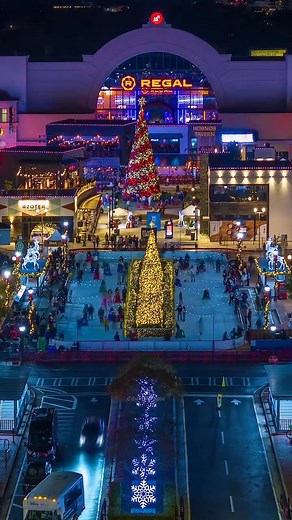 🎄 Are you ready to sleigh the season? Georgia's winter wonderland awaits. Cozy cabins, festive markets, and twinkling lights - it's all here. 📍Atlantic Station in Atlanta, GA 📸 @citytimelapse_ | Explore Georgia