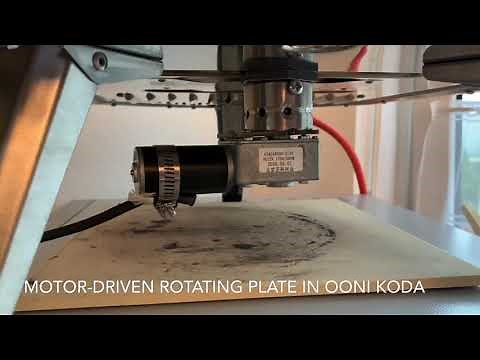 Motor-driven rotating plate in Ooni Koda