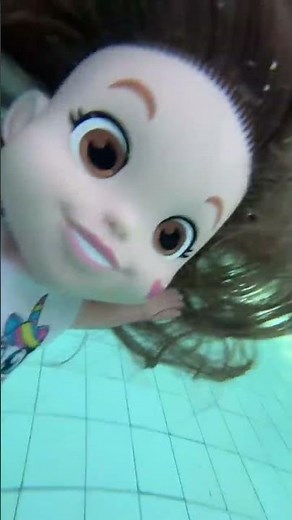 SALVANDO A BONECA DA VALENTINA PONTES NA PISCINA #shorts