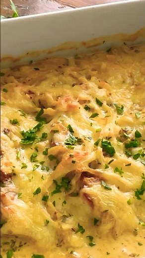 Zwiebel-Sahne-Schnitzel aus dem Ofen. Rezept & auf meinem Kanal.