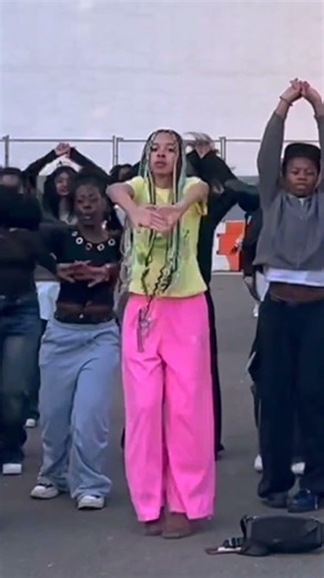 🏴󠁧󠁢󠁥󠁮󠁧󠁿Kpop in Public - GIRLSET Tweak