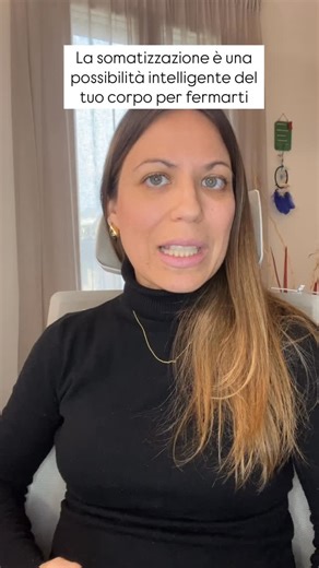 Raffaella Penzo|Psicosomatica•Ansia•Autenticità•Relazioni Intime on Instagram: "Sai qual è il passaggio più potente a mio parere in terapia? Quando si guardano con amore tutte le parti che ci sono dentro di noi e le si accoglie, come fanno a volte le mamma con i loro bambini, quando li abbracciano dopo averne combinata una delle loro. Seppur arrabbiate, si lasciano andare a quell’abbraccio nel tentativo di consolare e riparare il dispiacere del bambino (non so se hai mai provato questa sensazion