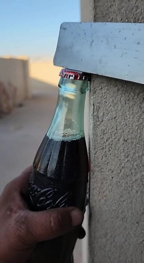 Tutorial de cómo abrir la Coca... o no 🤣 #chamba #fail #cocacola #construccion #humor #albañil #mexico #viral #parati #fyp #risas #foryou #video #comedia #videosgraciosos #tiktok #pala #sed #calor #refresco #truco #lifehack #roto #accidente #obrero #maestro #ingenio #tutorial #broma #tristeza #desperdicio #tragicomedia #seddemala #cosasdelachamba #jajaja #failtotal | Pura Chamba y Risas