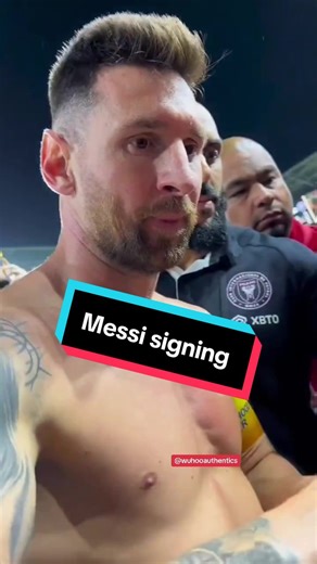 #LionelMessi signing autographs tonight at #losangeles after the game vs #LAFC. #bmostadium #leomessi #messi #futbol #intermiami #imfc #miami #miamii #signing #autograph #soccer #la