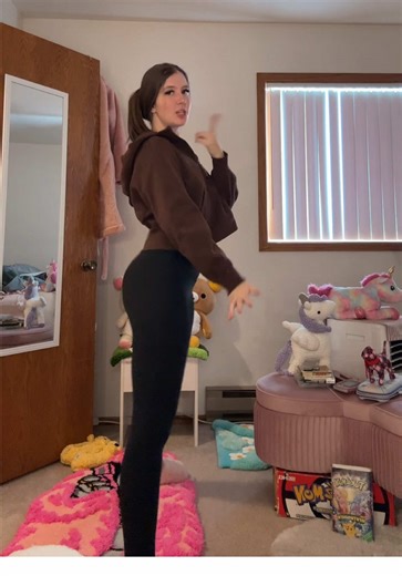 that sht I like 🤎 —- #dlaciebie😏 #teamworkmakesthedreamwork #olympics #lululemon #march bop bophouse throwing cake gyatt gayat peach peachy black leggings yoga