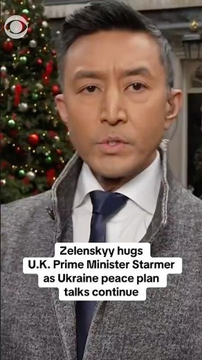 Zelenskyy hugs U.K. Prime Minister Starmer as Ukraine peace plan talks continue #shorts