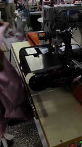 Automatic bottom hemming machine with automatic material receiving function.#automaticlockstitchtemplatesewingmachine #automaticsewingmachines#industrialsewingmachine #fullyautomaticsewingmachine #fdkauto #fdkkael #Manufacturerofautomaticsewingequipment #缝得快自动化#automaticbottomhemmingmachine #Automaticwaistbandinterlockmachine #Autobottomhemmingmachine #autocollarattachingmachine #multifunctionallaserweltingmachine #autoelasticattachinemachine #360RotatingTemplateSewingMachine #autoribcuffattachi