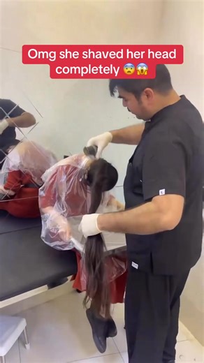 Omg she shaved her head completely 😱😨💇‍♀️ #haircut #headshave #hairtok #clippers #woman