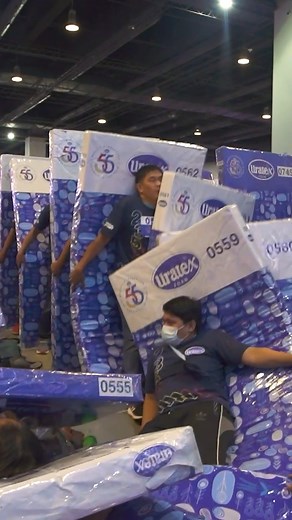Largest human mattress dominoes 🛌 2,355 people - by Multiflex RNC 🇵🇭 | Guinness World Records
