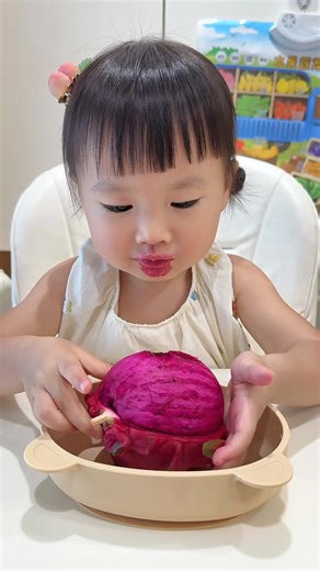 63K views · 2.2K reactions | Today we ate dragon fruit, Everyone guess how long Xiaotiana lasted ❤️ #tiana #little #tranding | Nomnom Tiana | Facebook