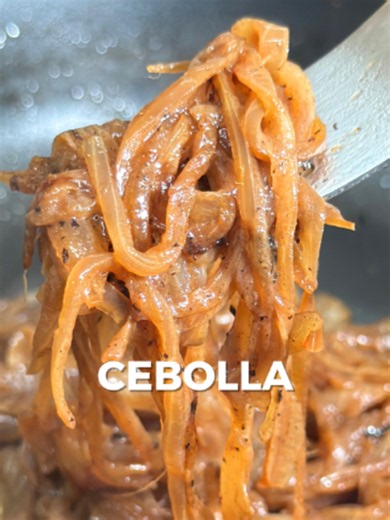 Si pensabas que para lograr una cebollita caramelizada dorada increíble había que meterle kilos de azúcar y rezarle a los santos, frená ✋ Hoy te muestro el método tradicional para hacer una cebolla caramelizada perfecta, bien untuosa y llena de sabor, sin atajos raros ni inventos 🧅✨ INGREDIENTES 2 cebollas Manteca Sal La gran duda que todo el mundo tiene: ¿la cebolla caramelizada lleva azúcar? CLARO QUE NO 🙅‍♀️ Podés agregarle si te gusta el sabor, pero no es necesario. El secreto de cómo hace