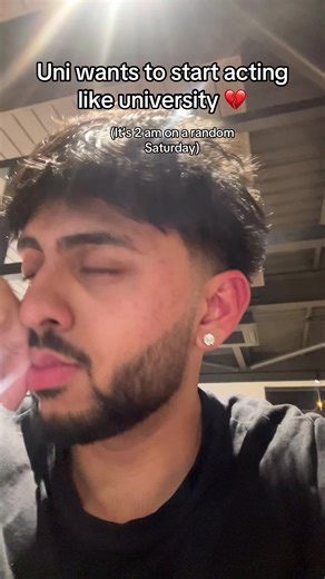 It has me in a serious chokehold.#fyp #uni #university #universitylife