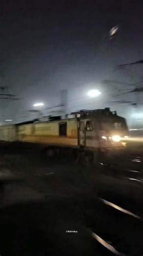 Lalkuan Howrah weekly super fast express overtaking Dankuni Sealdah local #shortsfeed #railway #yt