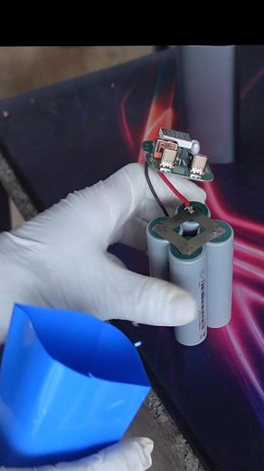 Sạc dự phòng 20.000mAH. Lại đớp đc gói mì tôm kkk🤣. Cảm ơn quý khách đã ủng hộ .😍 Bác nào cần đóng pin xe điện,pin máy khoan, sạc dự phòng ...vvv thì cứ ới em nhé | Chí Chuyên Pin