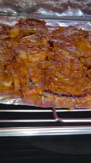삼겹살에 닭발구이 비법 양념장을 발라서 구웠습니다. 지글지글 맛있는 냄새가 진동, 맛보증 삼겹살 양념구이.