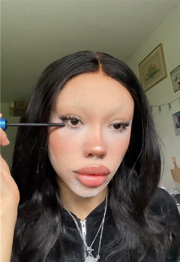 Exploring the No Brow Look: Embracing Alien Aesthetics