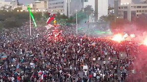 262K views · 8.3K shares | Ahora 130.000 personas en Plaza de la Dignidad a pesar de las amenazas del Gobierno, de la desinformación y criminalización por parte de un sector de la prensa, el pueblo pide la Renuncia de Piñera!! Esto no lo para nadie. | Fonda Permanente La Popular | Facebook