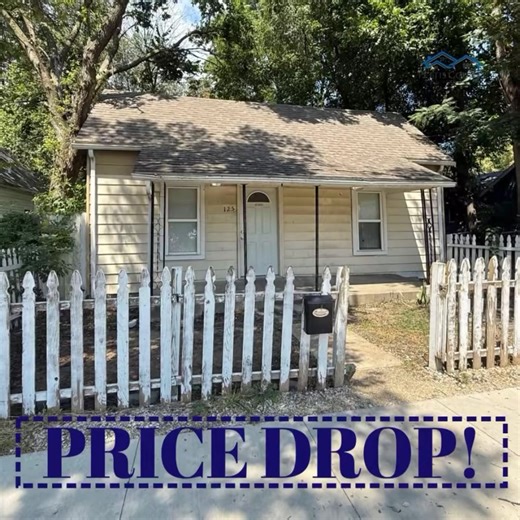 Check out this three-bedroom home located just across the street from a lovely park! 🌳🏡 Perfect for anyone who enjoys the outdoors. Now available for an incredible price of $55,000! ✨ Don’t miss this opportunity to make it your own. 🔑 For more details or to schedule a viewing, reach out to Kelly McNeal or Kasey Miller today, or any of our experienced local REALTORS® at Pettis County Real Estate Company at 660-829-0661. #HomeForSale #PettisCountyRealEstate