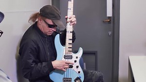 62K views · 1.7K reactions | In this lesson, the legendary Billy Sheehan talks about how (and why) he developed the best 3 finger plucking technique I’ve ever seen ! You can catch the hour-long interview with Billy over at the SBL website 蘭. See you in the shed!! | ScottsBassLessons.com | Facebook
