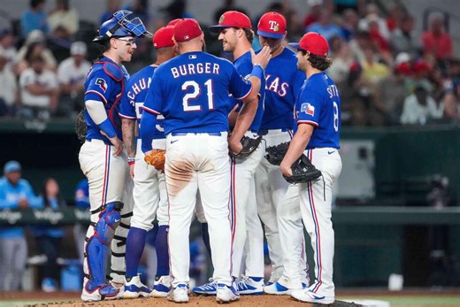 Un momento inolvidable: el novato de los Rangers recibe la gran noticia en el montículo